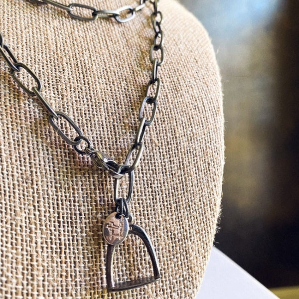 DERBY STIRRUP NECKLACE