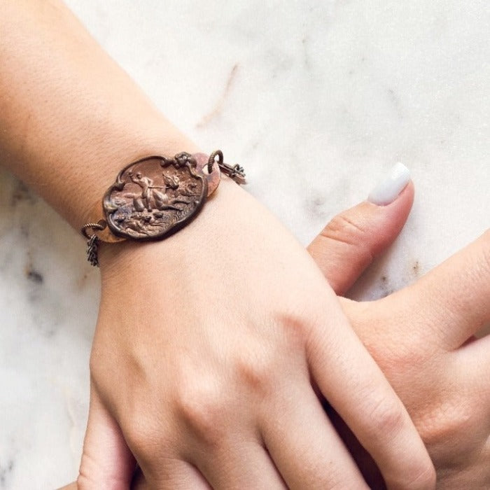 HUNT SCENE BRACELET